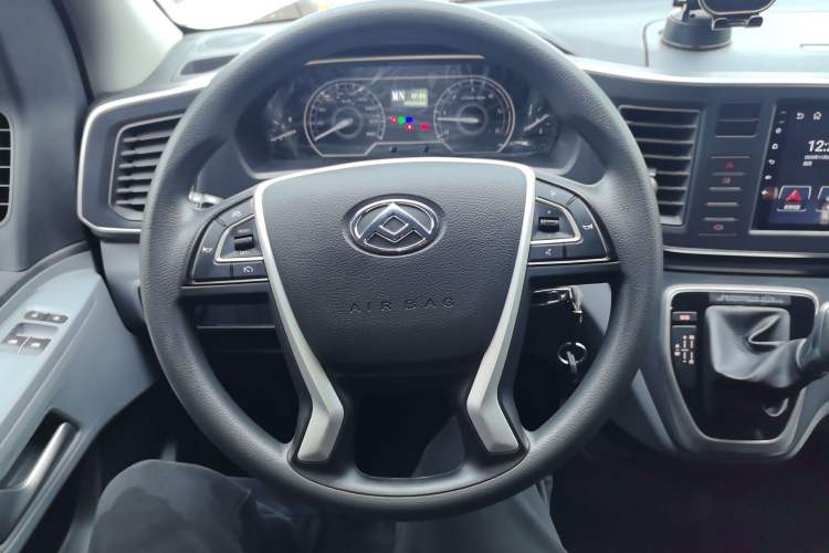 Used SAIC MAXUS Xintu V80 2024 Aotong Value Edition 6AMT Short Wheelbase Ultra-Low Roof 127 Ps 5/6 Seats
