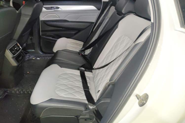 Used Volkswagen Tavendor 2023 380TSI Four-Wheel Drive R-Line First Edition Left Rear Seat