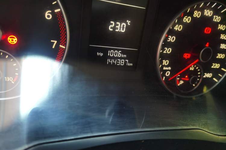 Used Volkswagen Sagitar 2011 1.6L Manual Comfort Version Odometer Close Up