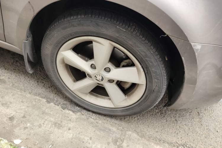 Used Skoda Octavia 2015 1.6L Automatic Yijie Edition Right Front Wheel Hub