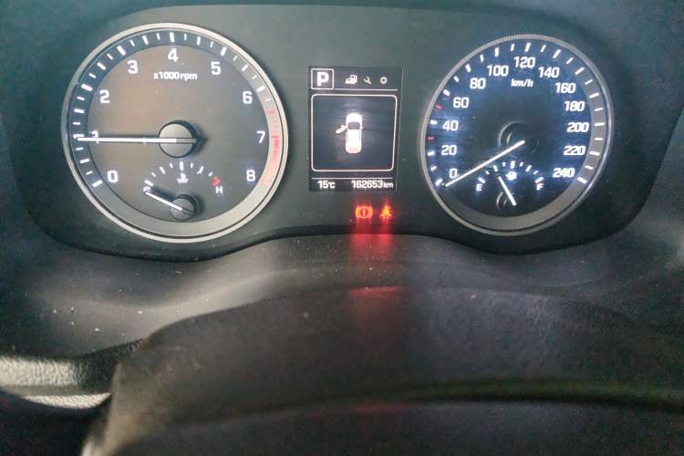 Used Hyundai Tucson 2015 1.6T Dual-Clutch Two-Wheel-Drive Smart Model Odometer Close Up