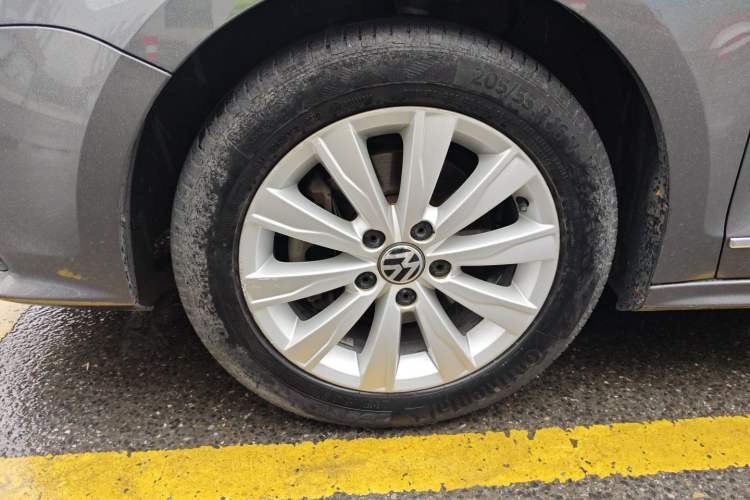 Used Volkswagen Sagitar 2015 230TSI Automatic Comfort Version Left Front Wheel Hub