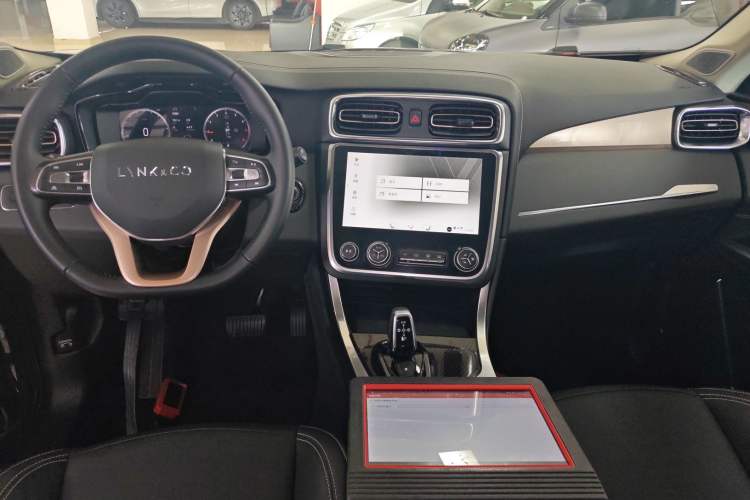 Used Lynk & Co 01 2017 2.0T Two-Wheel Drive Pro Edition Center Console