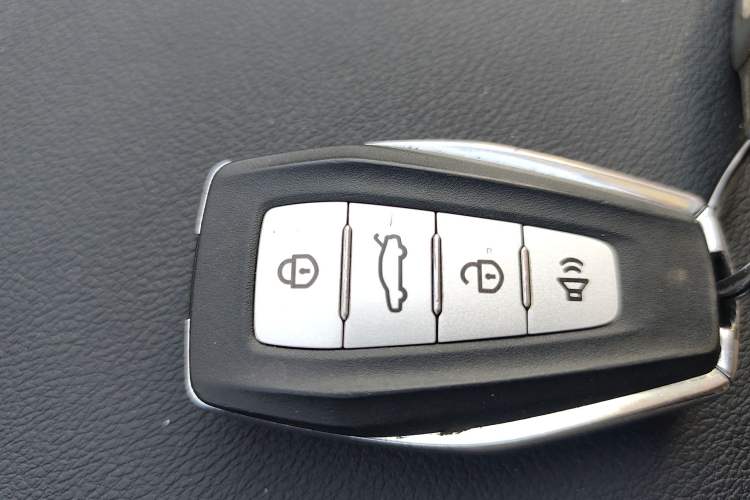 Used Geely Auto Emgrand 2019 Leading Edition 1.5L Manual Fashion Model China VI Standard