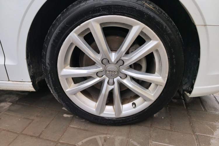 Used Audi A3 2017 Limousine 35 TFSI Ambition Edition Right Front Wheel Hub