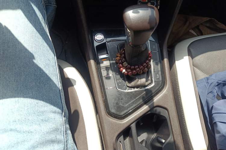 Used Volkswagen Tiguan L 2017 330TSI Automatic Two-Wheel Drive Luxury Edition Gear Lever