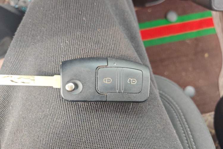 Used JMC Fushun 2025 2.0T 6MT Diesel Short-Wheelbase Low-Roof Commercial Multi-Purpose Passenger Vehicle with 5/6 Seats and Twin-Swing Tailgate Vehicle Key