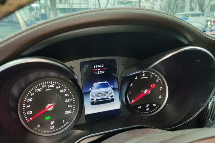 Used Mercedes-Benz GLC 2017 GLC 260 4MATIC Dynamic Edition Odometer Close Up
