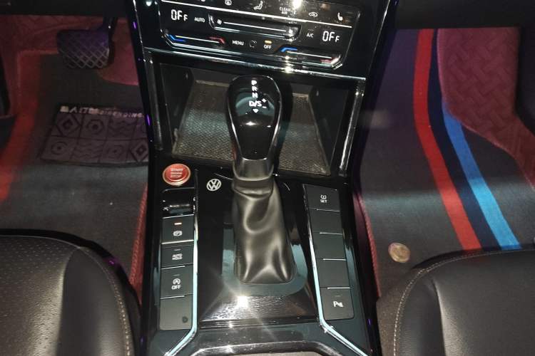 Used Volkswagen Passat 2020 Facelift 330TSI Elite Edition China VI Standard Gear Lever