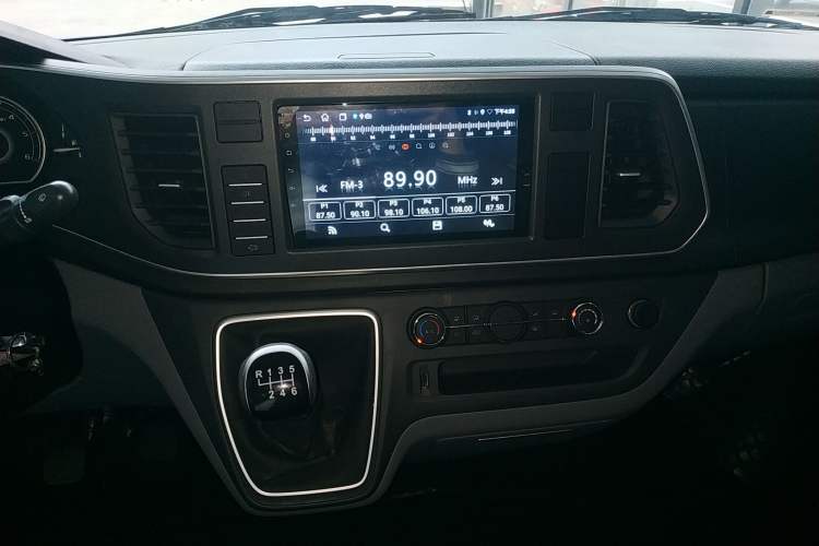 Used SAIC MAXUS Xintu V80 2024 Aotuntong Value Edition 6MT Short Wheelbase Ultra-Low Roof 127 Ps 5/6 Seats Audio And AC Panel