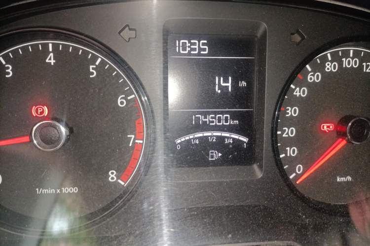 Used Volkswagen Lavida 2013 Revised Classic 1.6L Manual Fashion Edition Odometer Close Up