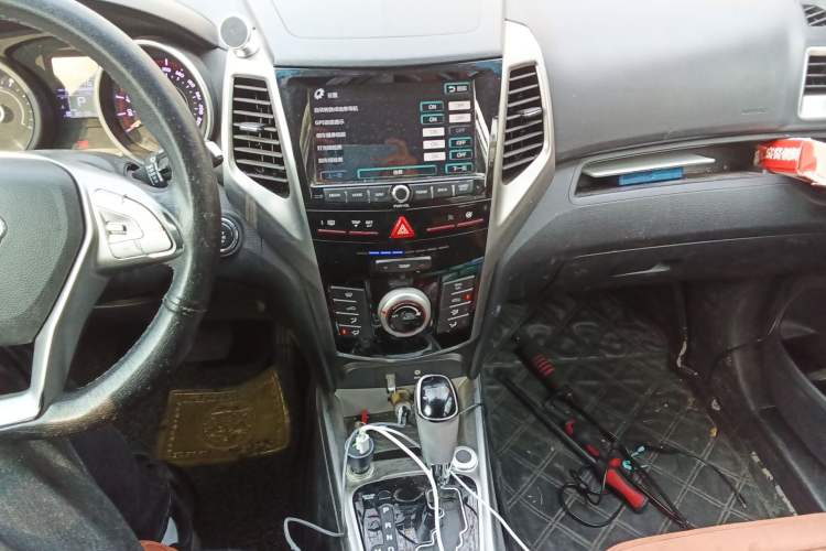 Used SsangYong Tivolan 2015 1.6L Automatic Two-Wheel Drive ZhiShang Edition Audio And AC Panel