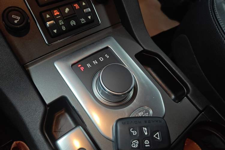 Used Land Rover Discovery 2016 3.0 SC V6 SE Gear Lever