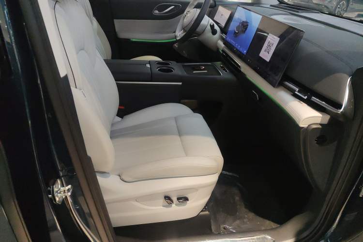 Used VOYAH Dream 2025 PHEV Four-Wheel-Drive Flagship Kunpeng Edition Right Front Seat