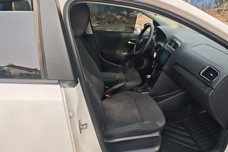 Used Volkswagen Polo 2014 1.6L Automatic Comfort Edition
