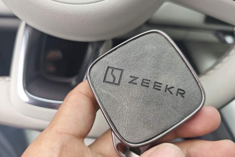 Used Zeekr 7X 2025 100 kWh Long-Range Rear-Wheel Drive with Intelligent Driving Features
