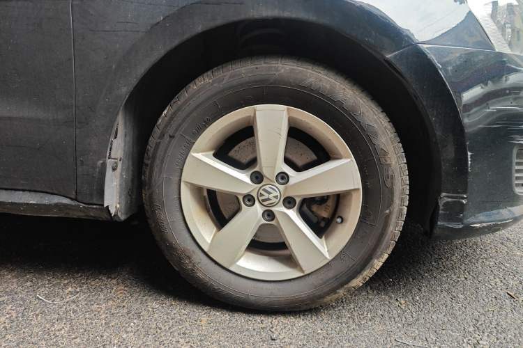 Used Volkswagen Lavida 2015 1.6L Automatic Fashion Edition Right Front Wheel Hub