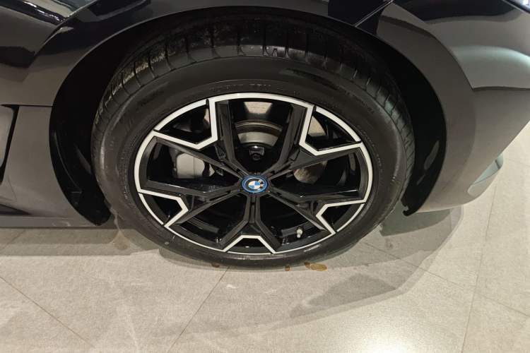 Used BMW i3 2024 eDrive 40 L Midnight Edition Right Front Wheel Hub