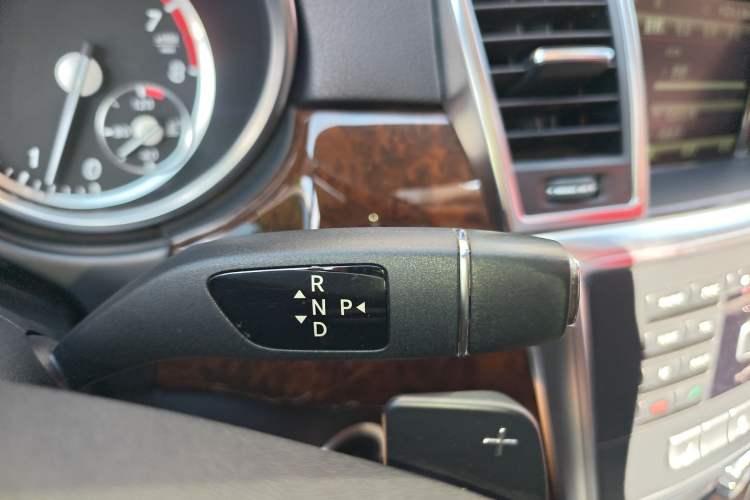 Used Mercedes-Benz M-Class 2014 ML 400 4MATIC Luxury Model Gear Lever