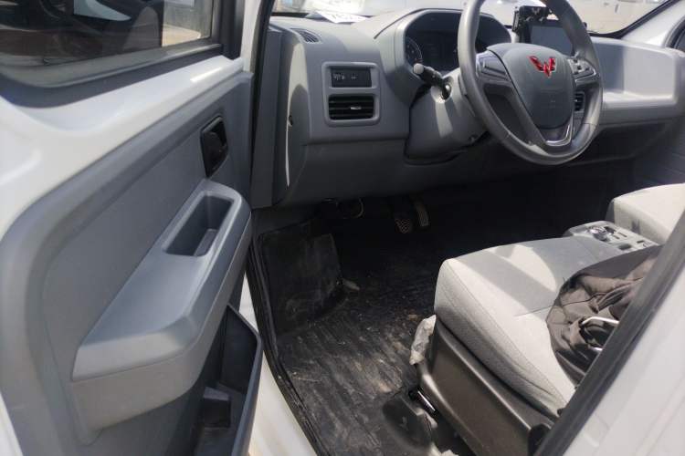 Used Wuling Yangguang 2024 300km Comfort Version with Sealed Windows 75kW
