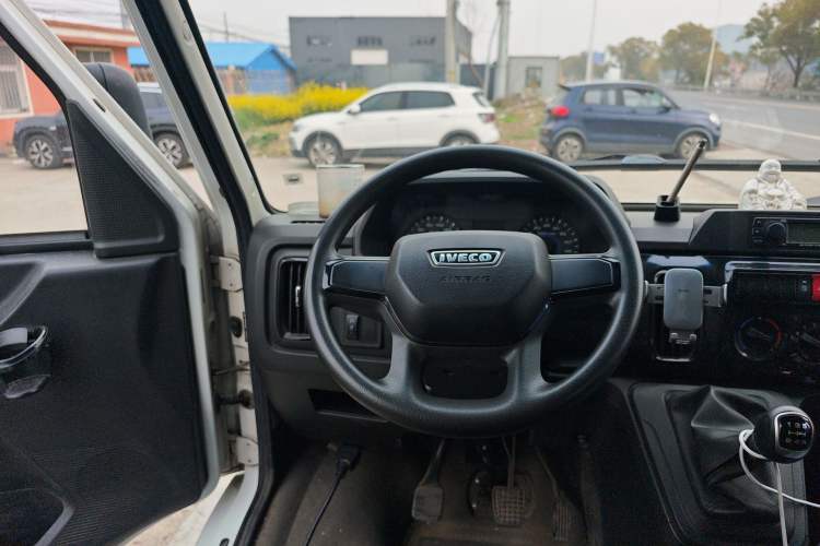 Used Iveco Daily 2023 2.5T A35M1 Short Wheelbase Low-Roof Single-Tire Side-Sliding Door 5-9 Seater Steering Wheel