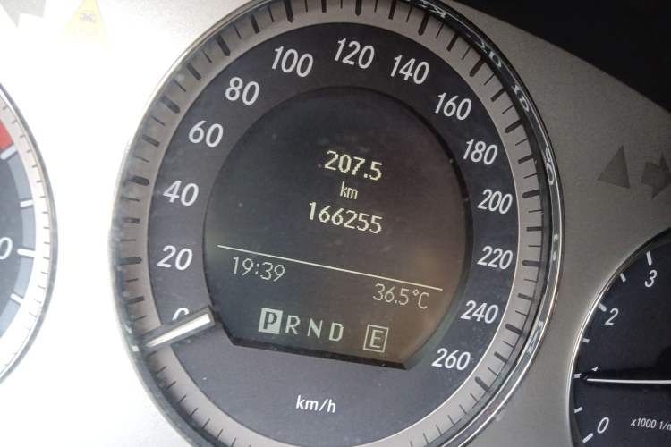 Used Mercedes-Benz GLK-Class 2011 GLK 300 4MATIC Fashion Model Odometer Close Up