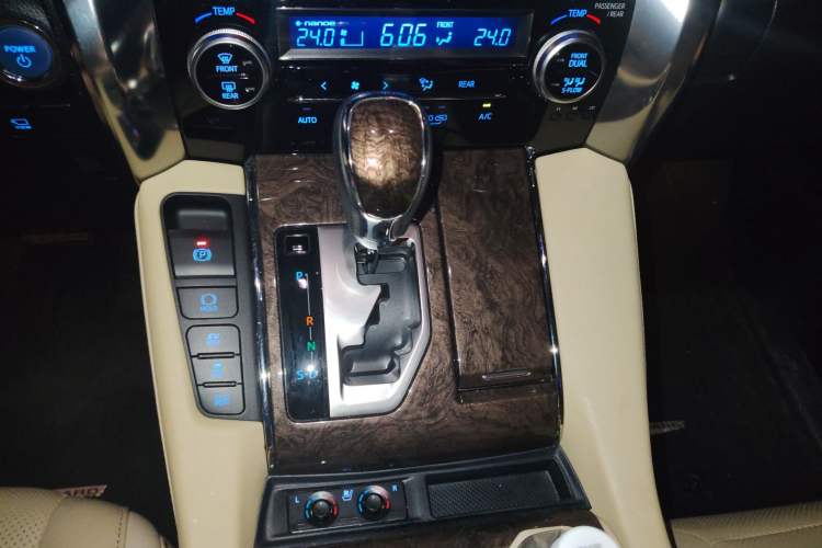 Used Toyota Alphard 2023 Dual-Motor 2.5L Premium Golden Edition Gear Lever