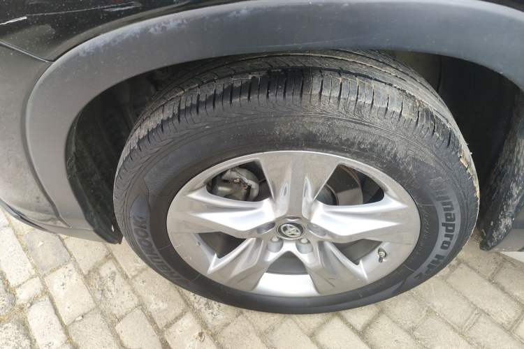 Used Toyota Highlander 2018 2.0T Four-Wheel Drive Prestige Version 7 Seats China VI Standard Left Front Wheel Hub