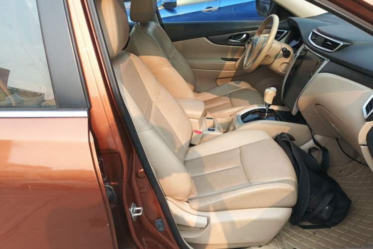 Used Nissan X-Trail 2014 2.0L CVT Comfort Edition 2WD Right Front Seat