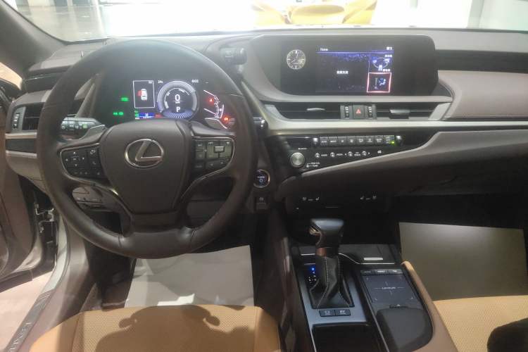 Used Lexus ES 2020 300h Deluxe Edition
