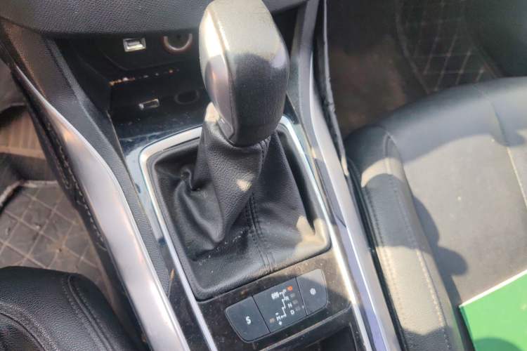 Used Peugeot 308S 2015 1.6T Automatic Jingchi Edition Gear Lever