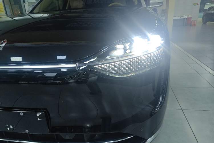 Used Hima AITO M9 2025 Extended-Range Ultra Version 52 kWh 6-Seater Left Front Headlight