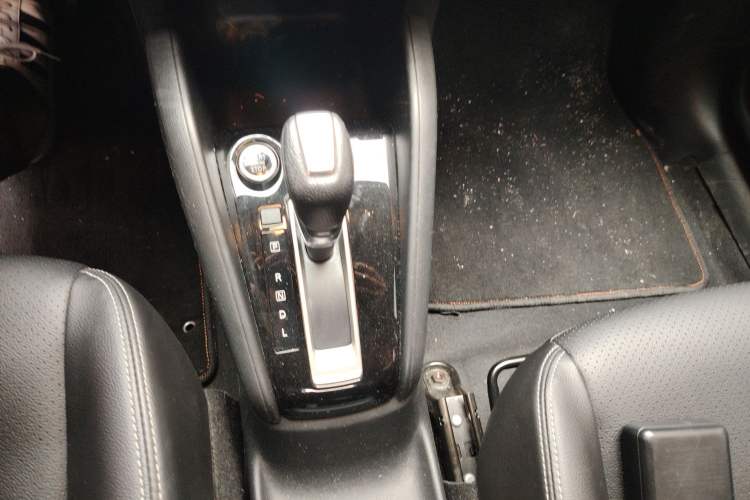 Used Nissan Kicks 2021 1.5L XV CVT Smart Connect Luxury Edition Gear Lever