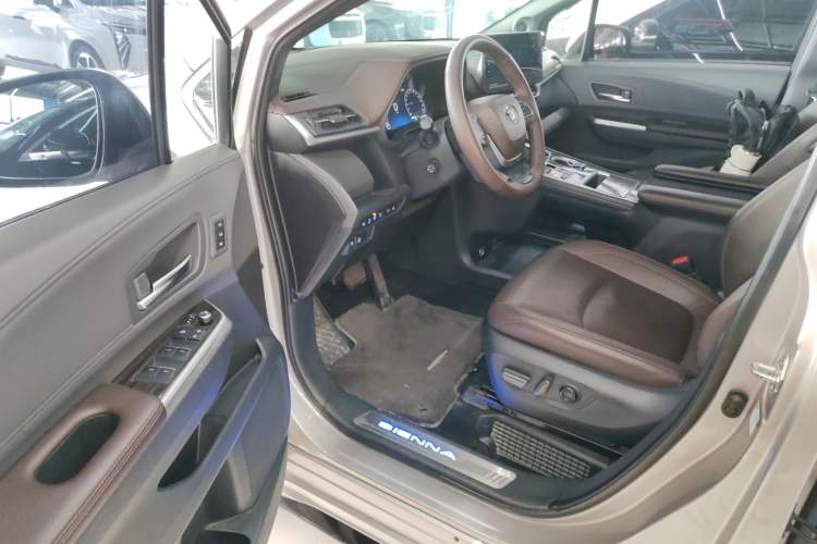 Used Toyota SIENNA 2021 2.5L Hybrid Platinum Edition Driver Seat
