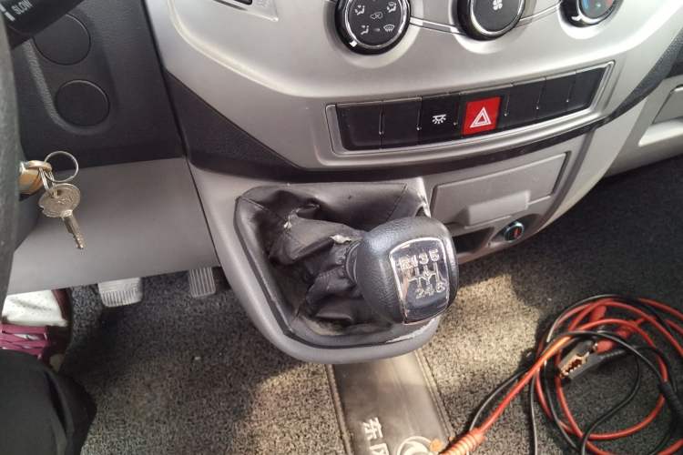 Used Dongfeng Yufeng 2018 2.3TA100 Standard Edition Logistics Vehicle Short Wheelbase Mid-Roof Design 5-9 Seater Powered by WP2.3 Gear Lever