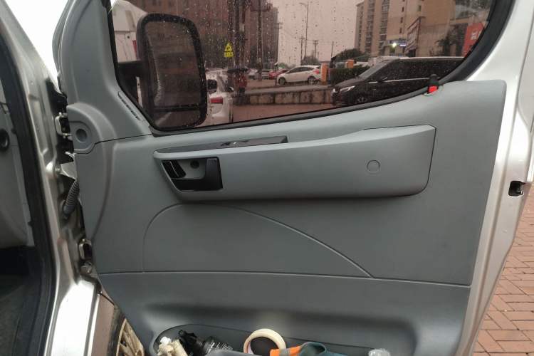 Used SAIC MAXUS Xintu V80 2023 2.0T Manual Classic Aoyuntong Short Wheelbase Ultra-Low Roof 5/6-Seater Right Front Door Interior