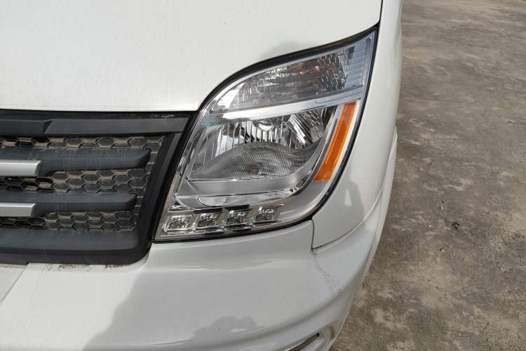 Used SAIC MAXUS Xintu V80 2023 2.0T Manual Classic City Delivery King Short Wheelbase Mid-Roof 3-Seater