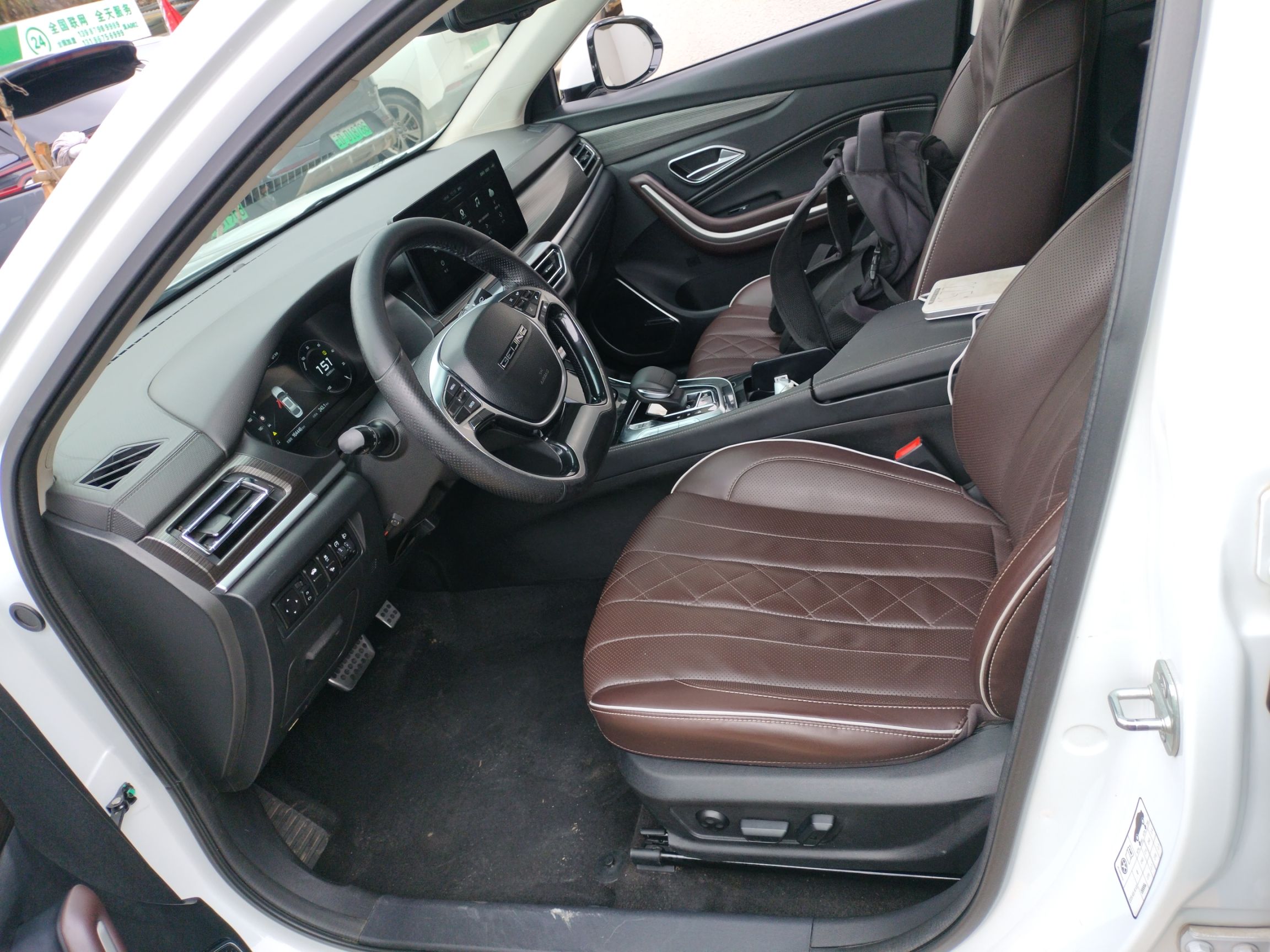 المقاعد الأمامية داخل السيارة