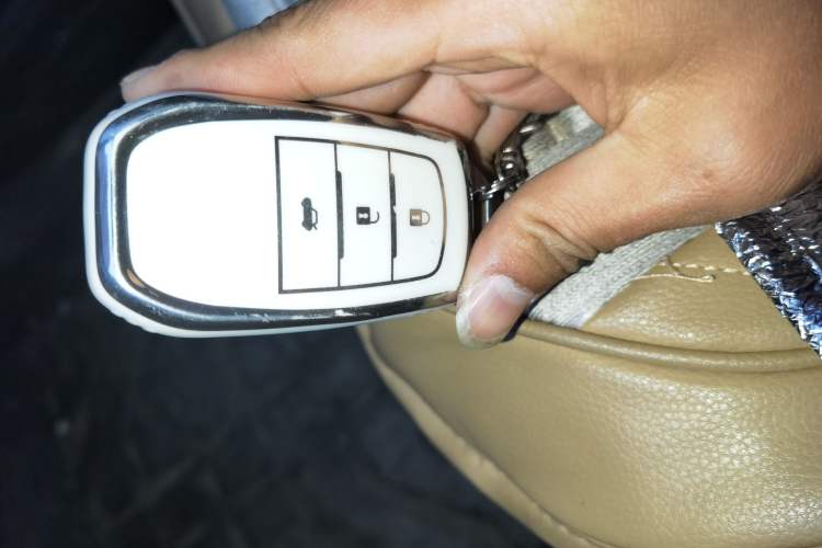 Used Toyota RAV4 2016 2.0L CVT Two-Wheel Drive Fashion Edition China V Standard Vehicle Key