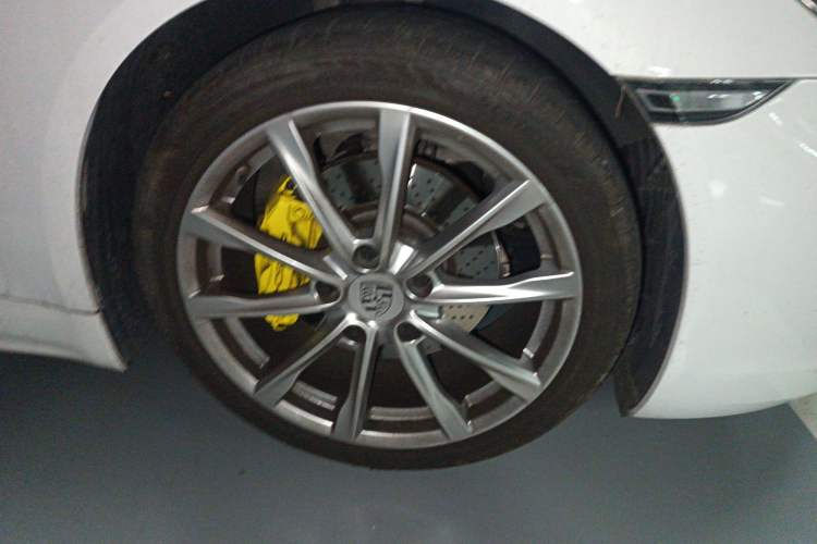 Used Porsche 718 2018 Cayman 2.0T Right Front Wheel Hub
