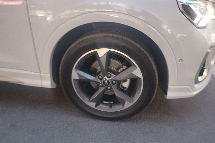 Used Audi Q3 2024 35 TFSI Fashion Dynamic Edition Right Front Wheel Hub