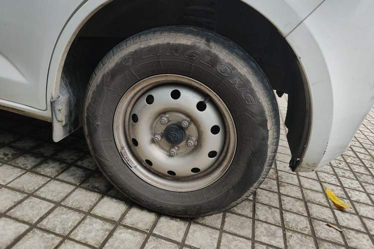 Used CHANGAN KAICHENG Ruixing EM60 2024 Comfort Model 6 Seats 41.86 kWh Side-Hinged Doors Right Front Wheel Hub