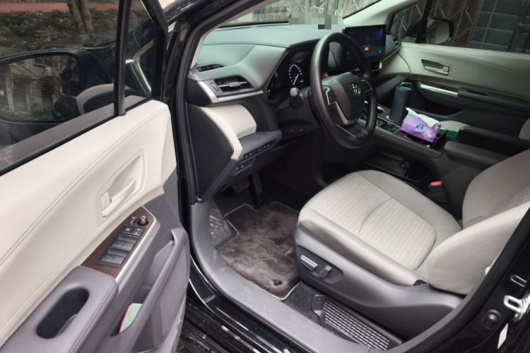 Used Toyota Sienna 2023 2.5L Hybrid Comfort Edition