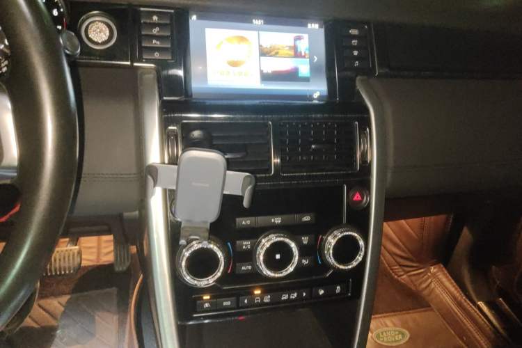 Used Land Rover Discovery Sport 2017 2.0T SE Audio And AC Panel