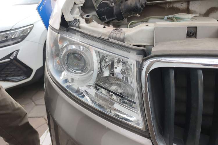 Used Jinbei New Hiace S 2023 1.5L Wealth Edition Van 2/5-Seater Air-Conditioned Model SWC15M Right Front Headlight