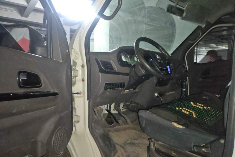 Used Dongfeng Yufeng EM26 2023 Standard Edition 41.472 kWh Henan Lithium Power Driver Seat