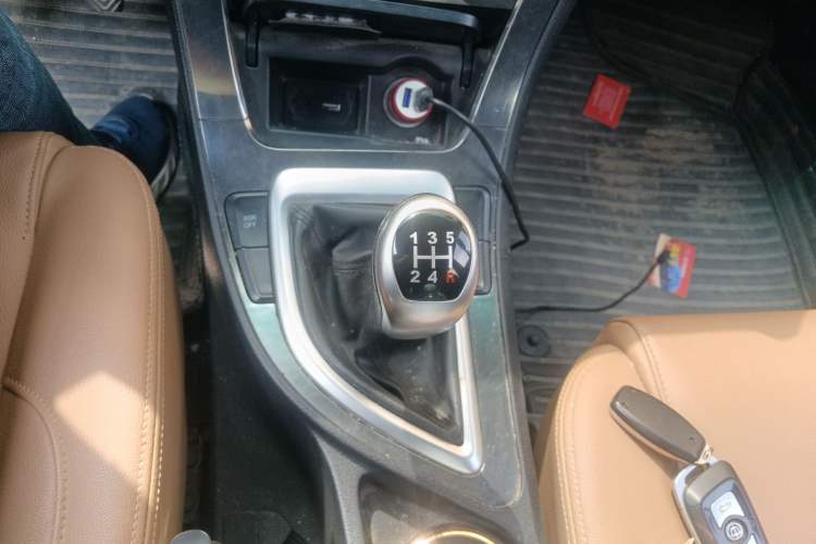 Used Brilliance V5 2016 1.5T Manual Two-Wheel Drive Smart Version Gear Lever