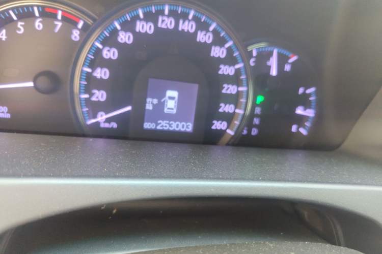 Used Toyota Crown 2010 2.5L Royal Odometer Close Up