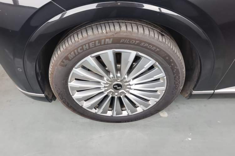 Used ONVO Luxeed L90 2025 Model—Ultra Six-Seater Version
