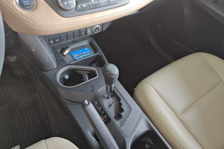 Used Toyota RAV4 2019 2.0L CVT Two-Wheel Drive Luxury Version China VI Standard
